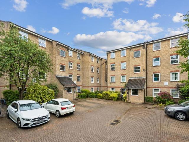 Flat for sale in Kentish Town, Greater London