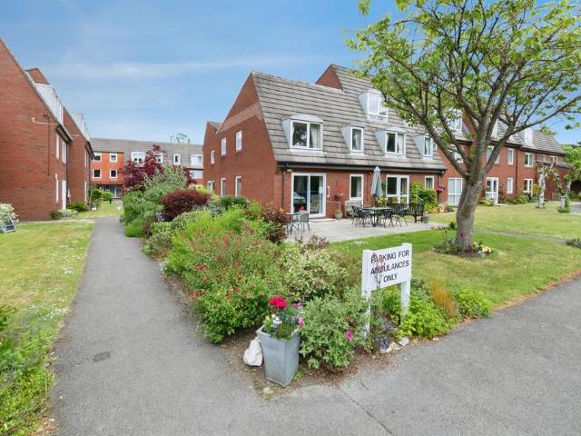 Flat for sale in Tricketts Cross, Ferndown