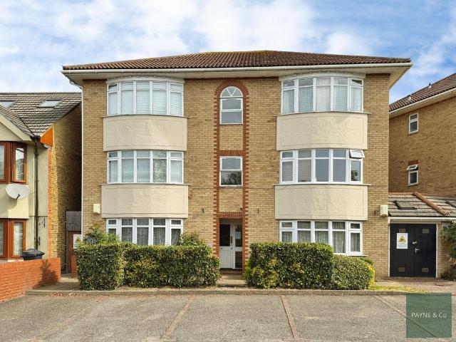 Flat for sale in Barkingside, Greater London