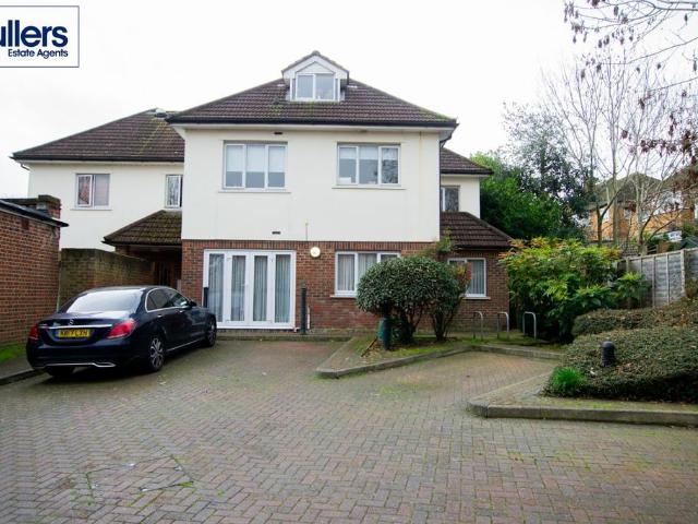 Flat for sale in Southgate, Greater London