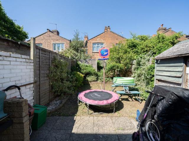 Flat for sale in Dollis Hill, Greater London
