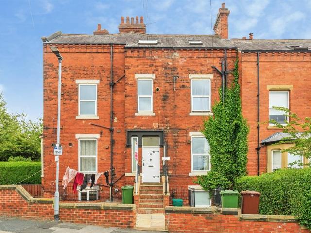 Flat for sale in West Yorkshire