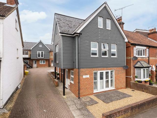 Flat for sale in Rose Hill, Pachesham Park