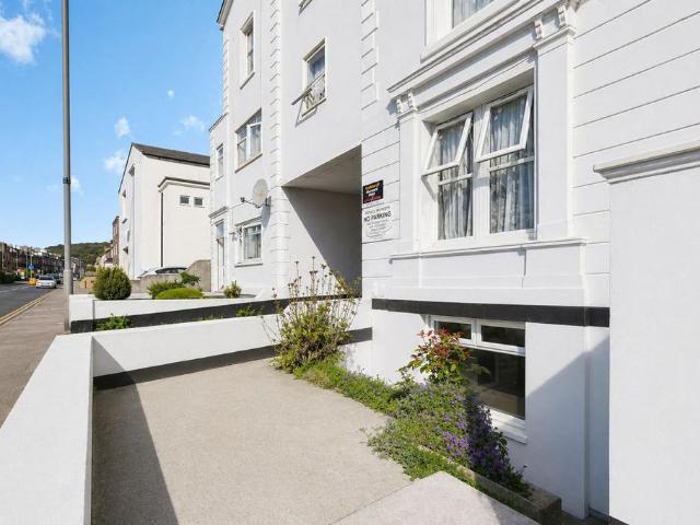 Flat for sale in Clarendon, Ash
