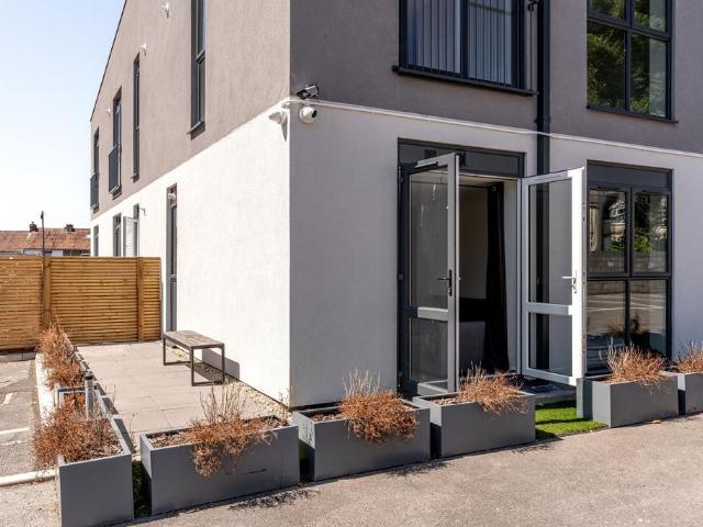 Flat for sale in Kingswood