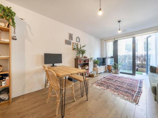 Flat for sale in Ocean Estate, Limehouse