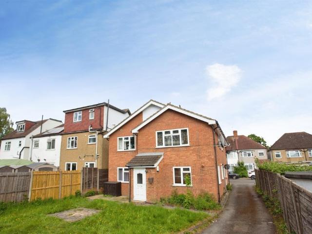Flat for sale in Lane, Greater London
