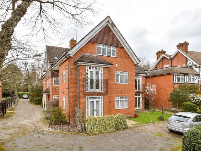 Flat for sale in Gidea Park, Greater London