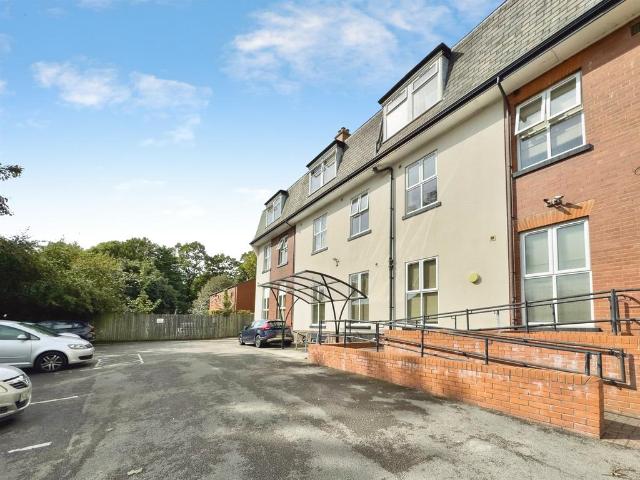 Flat for sale in West Yorkshire