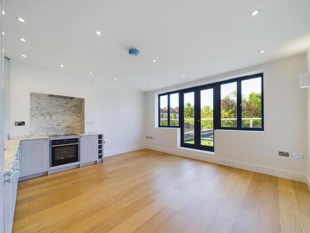 Flat for sale in Brondesbury, Greater London