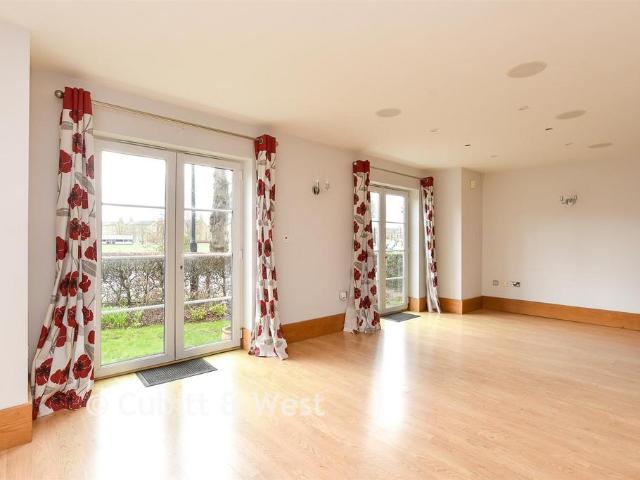 Flat for sale in Caterham on the Hill, Hillview