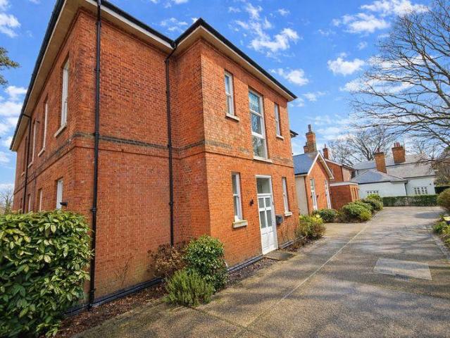 Flat for sale in West Finchley, Greater London