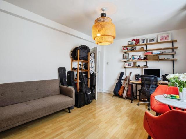 Flat for sale in Clapham, Greater London