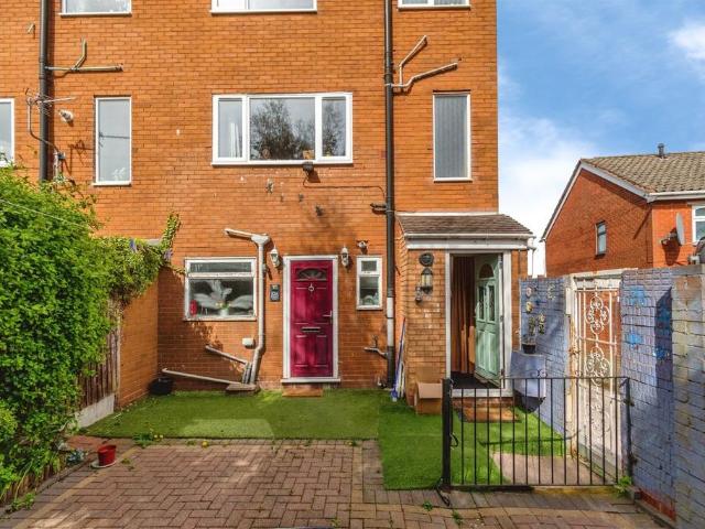 Flat for sale in Landywood, Great Chatwell