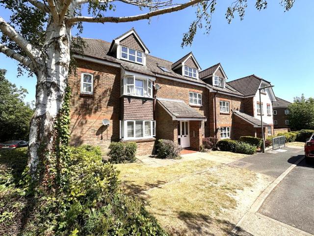 Flat for sale in Woking, Surrey