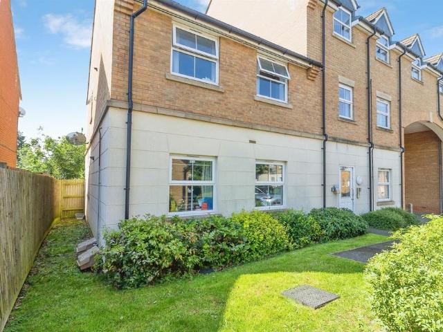Flat for sale in Leighton-Linslade, Leighton Buzzard