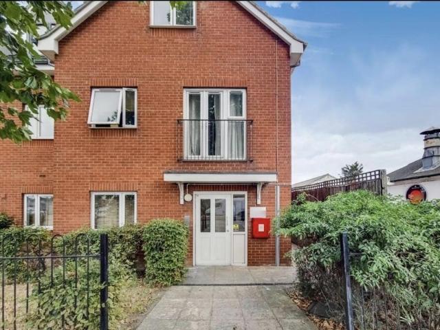 Flat for sale in South Hornchurch, Greater London