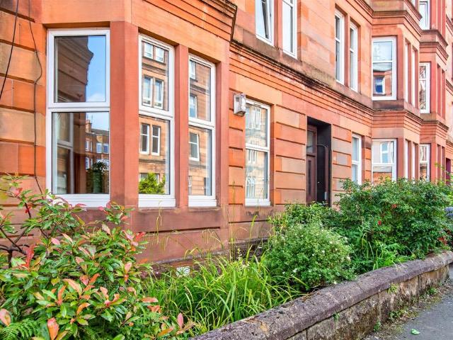 Flat for sale in Shawmoss, Shawlands