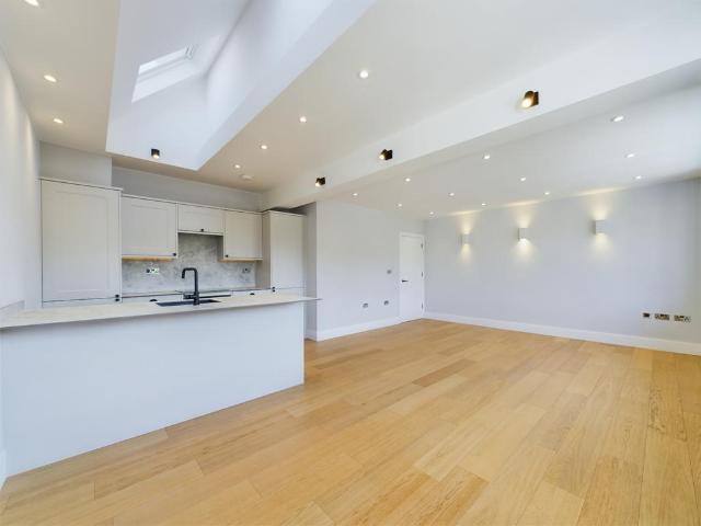 Flat for sale in Brondesbury, Greater London