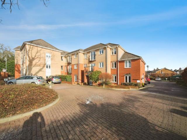 Flat for sale in Spring Park, Luton