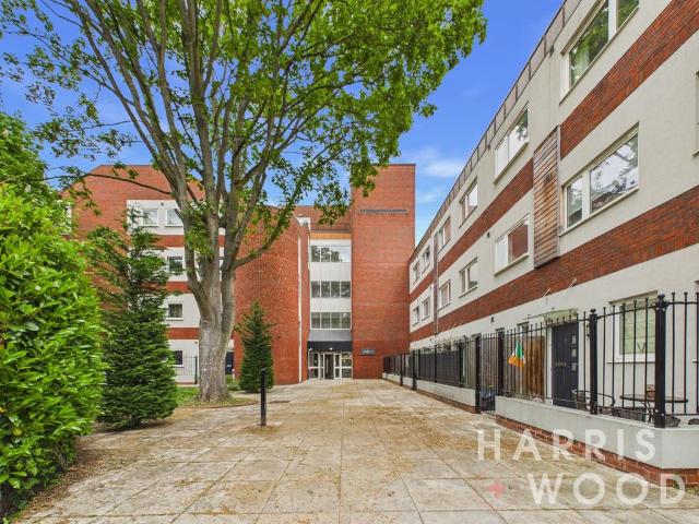 Flat for sale in Chipping Hill, Essex