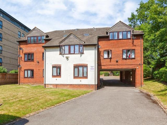 Flat for sale in Slough