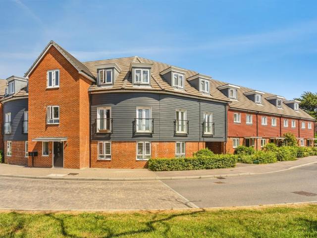 Flat for sale in Perryfields, West Sussex