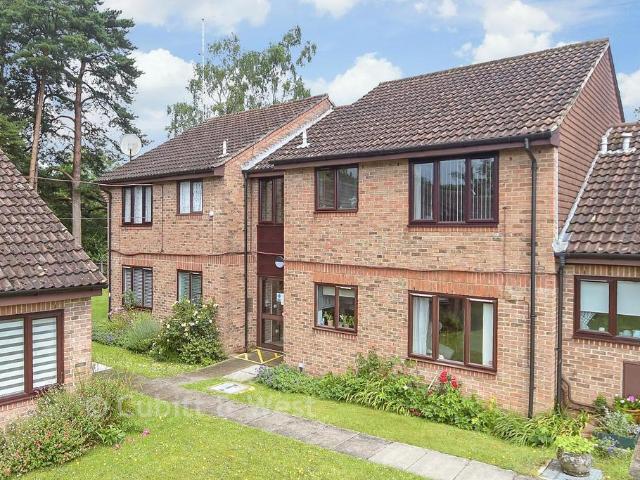Flat for sale in Slaugham, Perryfields