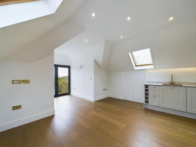 Flat for sale in Brondesbury, Greater London
