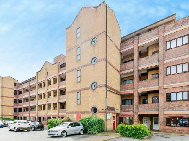 Flat for sale in Phippsville, Northampton