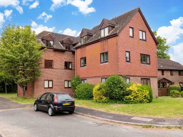 Flat for sale in Slaugham, Perryfields