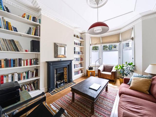 Flat for sale in Queen's Park, Greater London