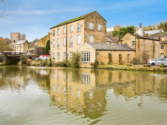 Flat for sale in Willowfield, Sowerby Bridge