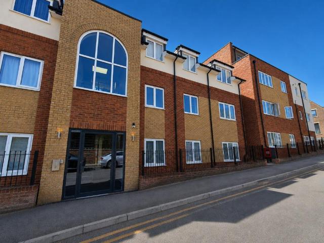 Flat for sale in Spring Park, Luton