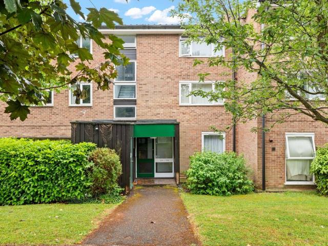 Flat for sale in London Borough of Croydon, Forestdale