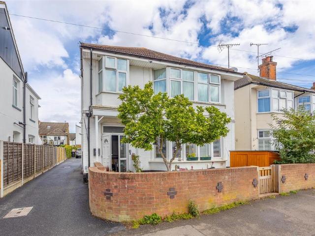 Flat for sale in Alton Barnes, Essex