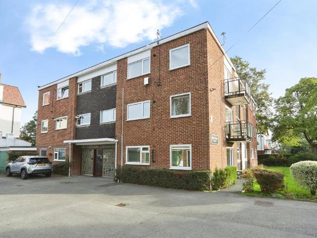 Flat for sale in West Park, Leeds