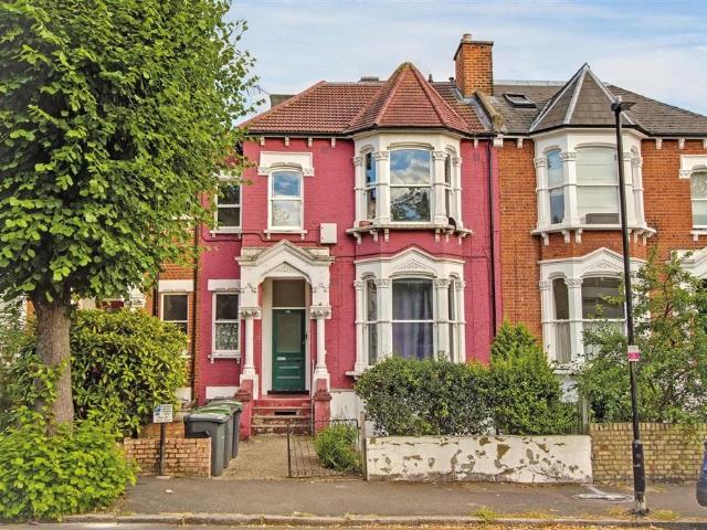 Flat for sale in Stroud Green, Greater London