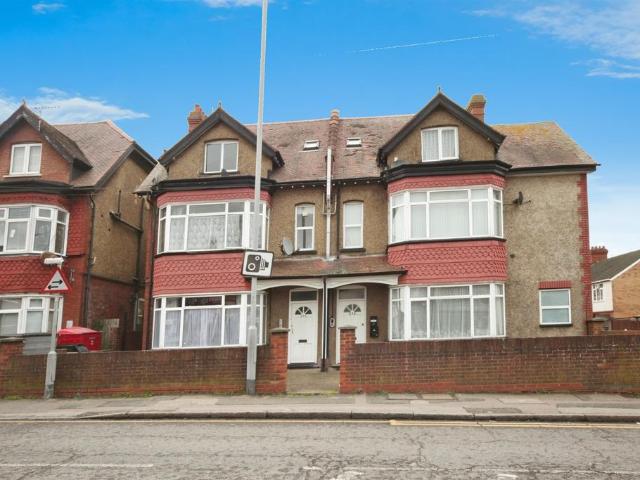 Flat for sale in Spring Park, Luton