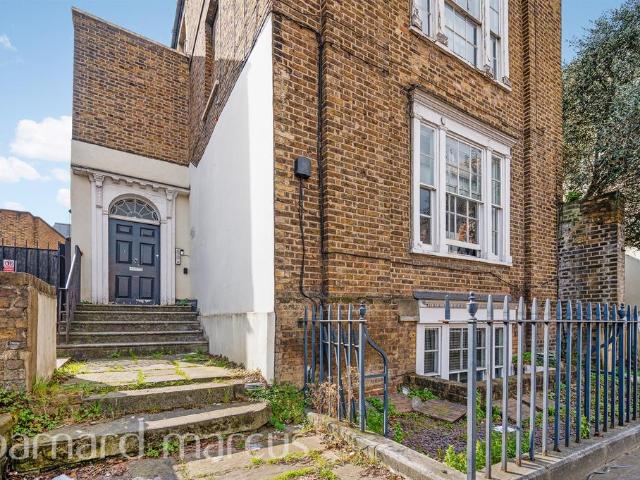 Flat for sale in Wandsworth, Greater London