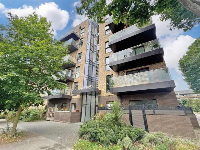 Flat for sale in Old Kent Road, Greater London