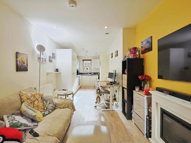 Flat for sale in West Kensington, Greater London