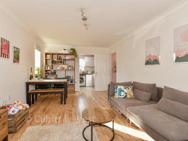 Flat for sale in Fole, Surrey