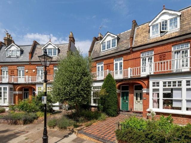Flat for sale in Kew, Greater London