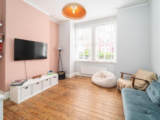 Flat for sale in Hornsey, Greater London