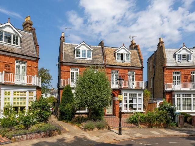 Flat for sale in Kew, Greater London