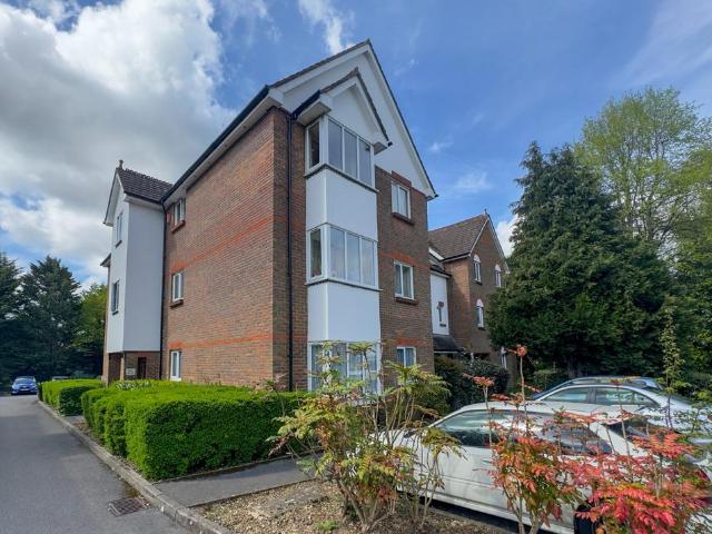 Flat for sale in Pinner, Greater London