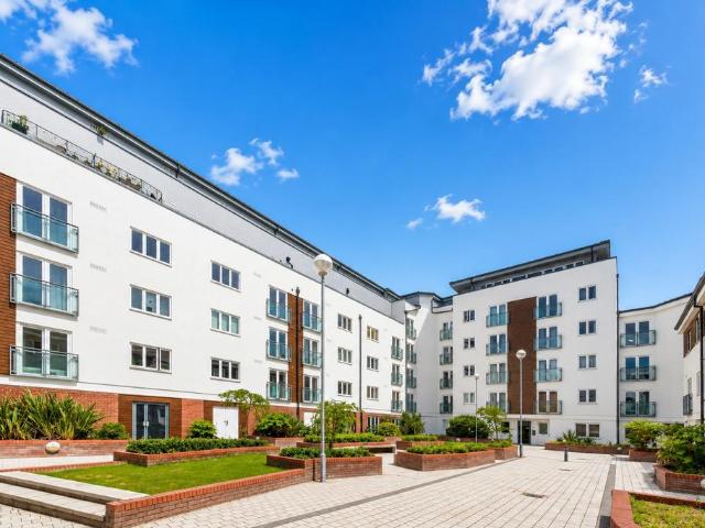 Flat for sale in Stockwell, Greater London