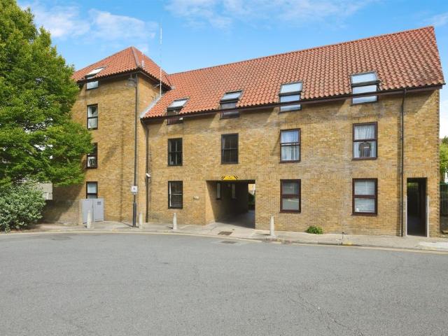 Flat for sale in Hertford, Colliers End