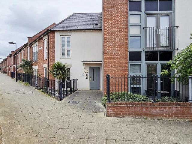 Flat for sale in Upton